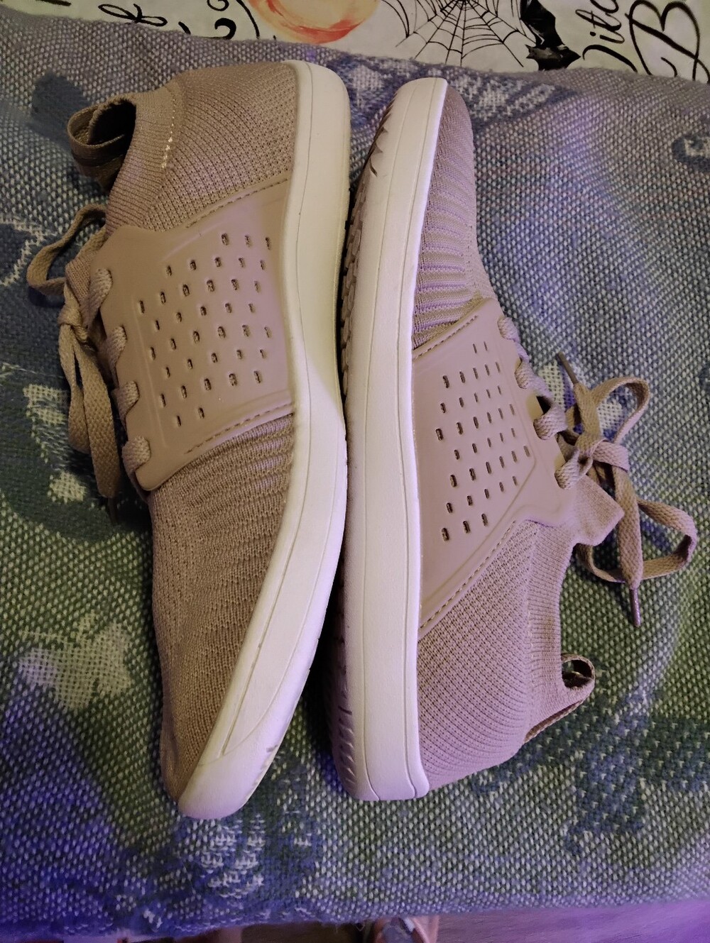 Whitin vented tan Lightweight knit sneakers Women’s size 9 excellent condition
